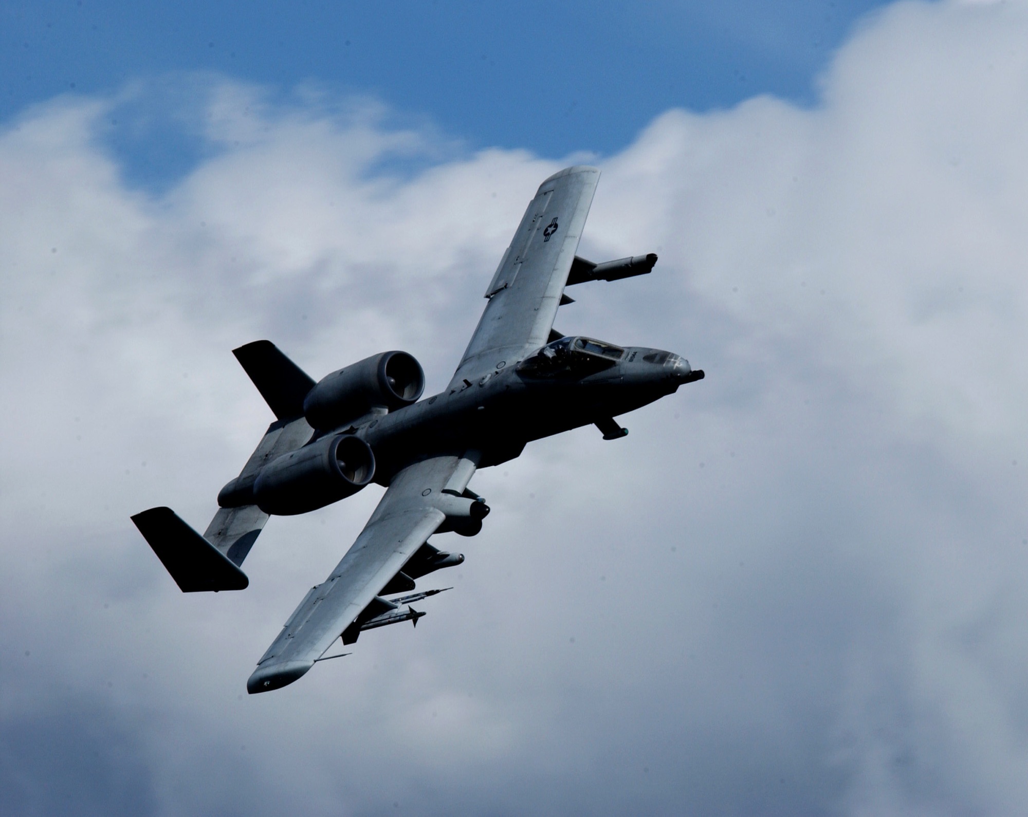 A10 0. Fairchild Republic a-10 Thunderbolt II. Тандерболт истребитель. A-10 Thunderbolt. Бородавочник самолет.