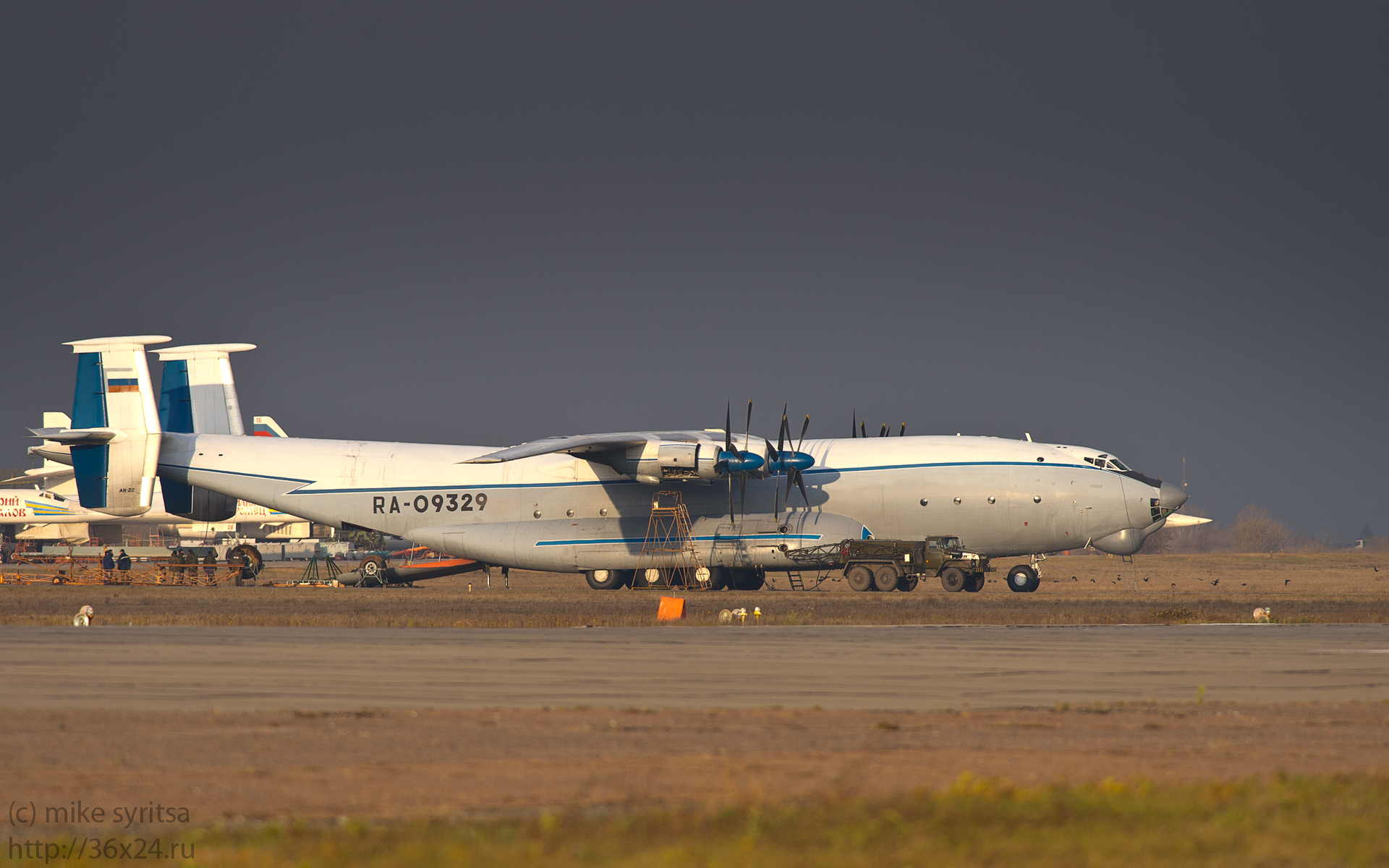 Ан 144. Модель АН-22 Антей. Антонов АН-22. АН-22 военно-транспортный самолёт. АН-22 1/144.