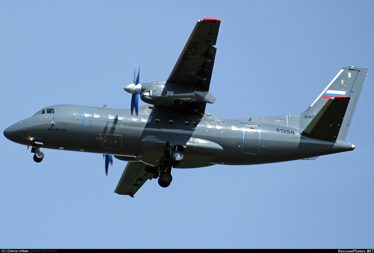 Ан нс. АН 140 ВВС России. АН-140 шасси. Турбовинтовой самолет АН-140. АН 140 военный самолет.