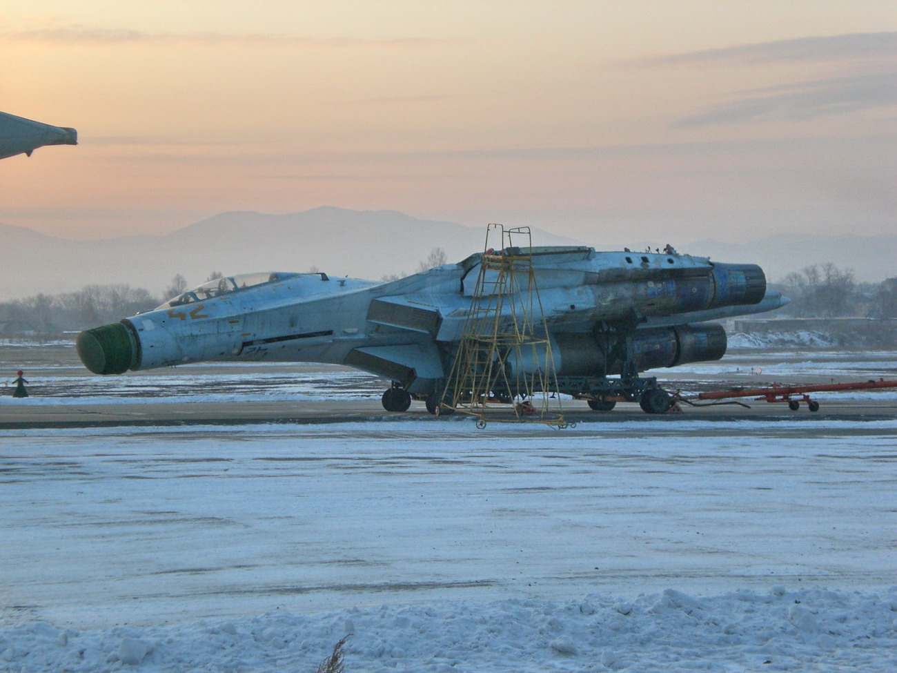 Ч 27. Су-27 в ТЭЧ. Поселок Хороль Приморский край аэродром морской авиации. Су 27 Приморский край. Хорольский Гарнизон морской авиации Приморский край.