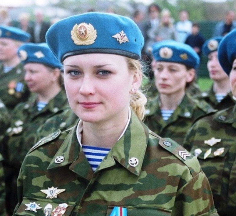 Russian female. Женщины военные в России. Женщины в армии России. Девушка в форме десантника. Девушки в форме ВДВ.