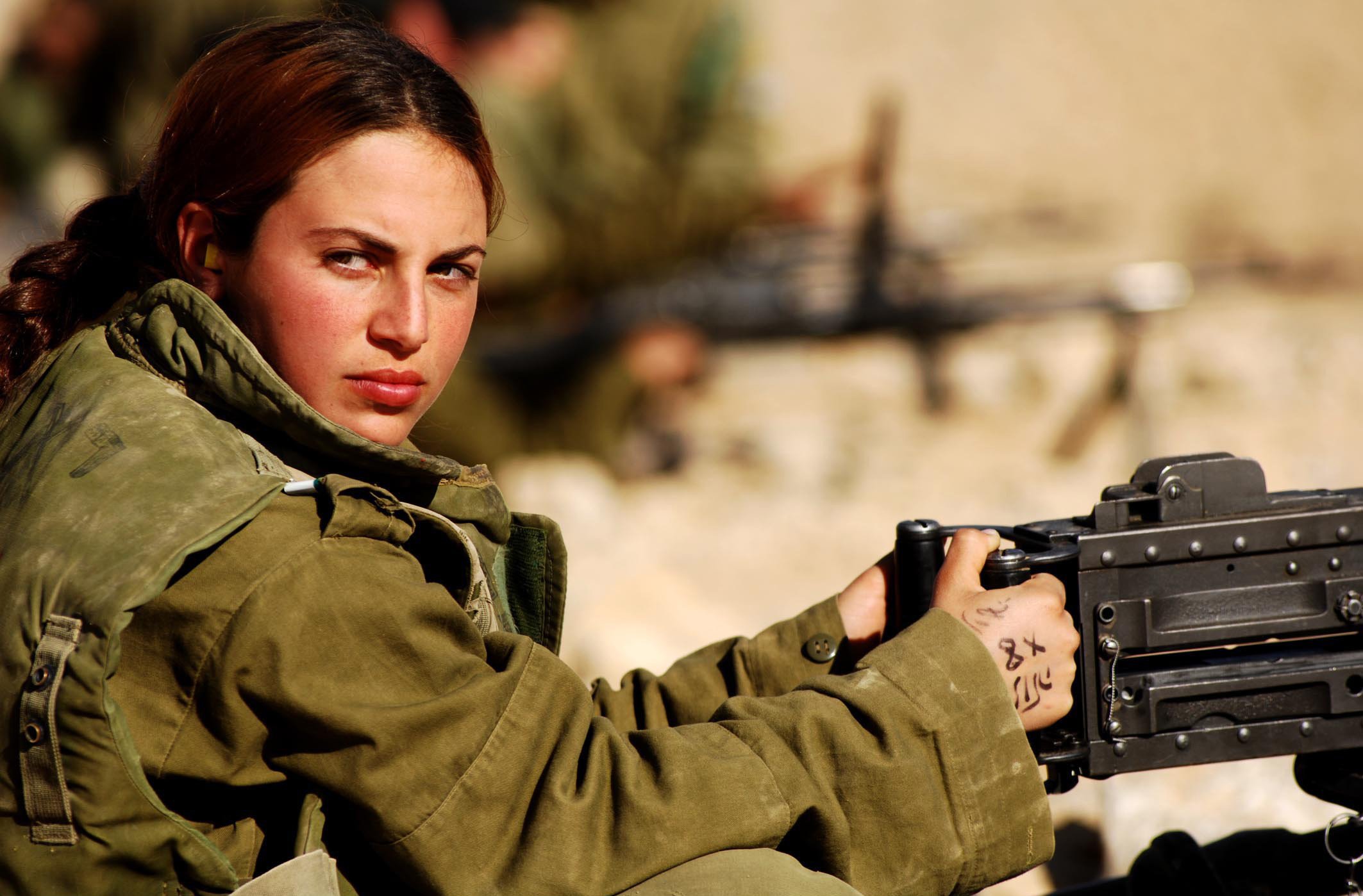 Женщина солдат. Даниэлла Кертес ЦАХАЛ. Галь Гадот women of the Israeli Army. Галь Гадот в армии. Солдатка Фиона.