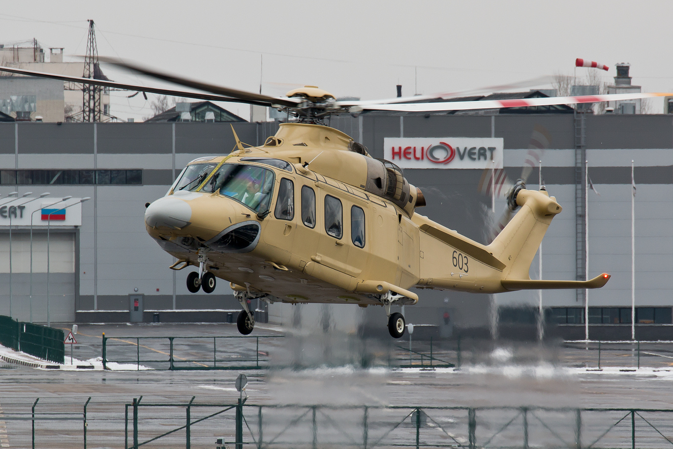 Juq 064. HELIVERT aw139. Военный вертолет aw139. Aw139 вертолет экипаж. HELIVERT aw139 кабина.