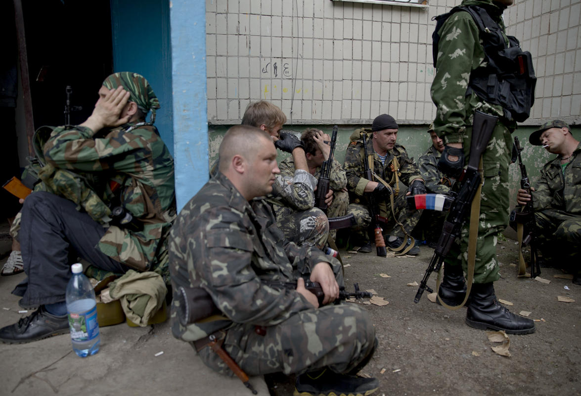 Найти украинскую. Русские солдаты в Луганске. Ополченцы Луганска. Луганская армия.