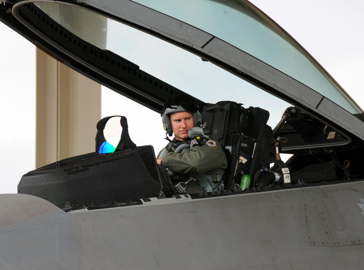 22 пилота. Ф-22 Раптор кабина. F 22 Раптор кабина. F-22 Cockpit. F 35 Raptor кабина.