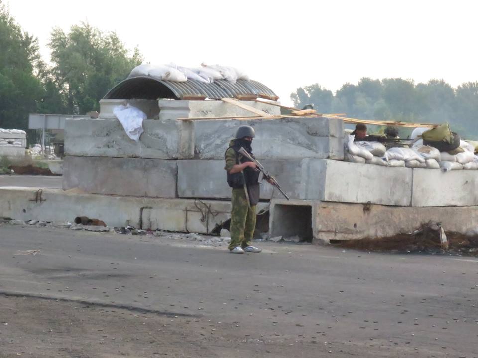 Под славянском. Бетонный блокпост. Бетонный блок блокпост. Военный блокпост. Блокпост на дороге.