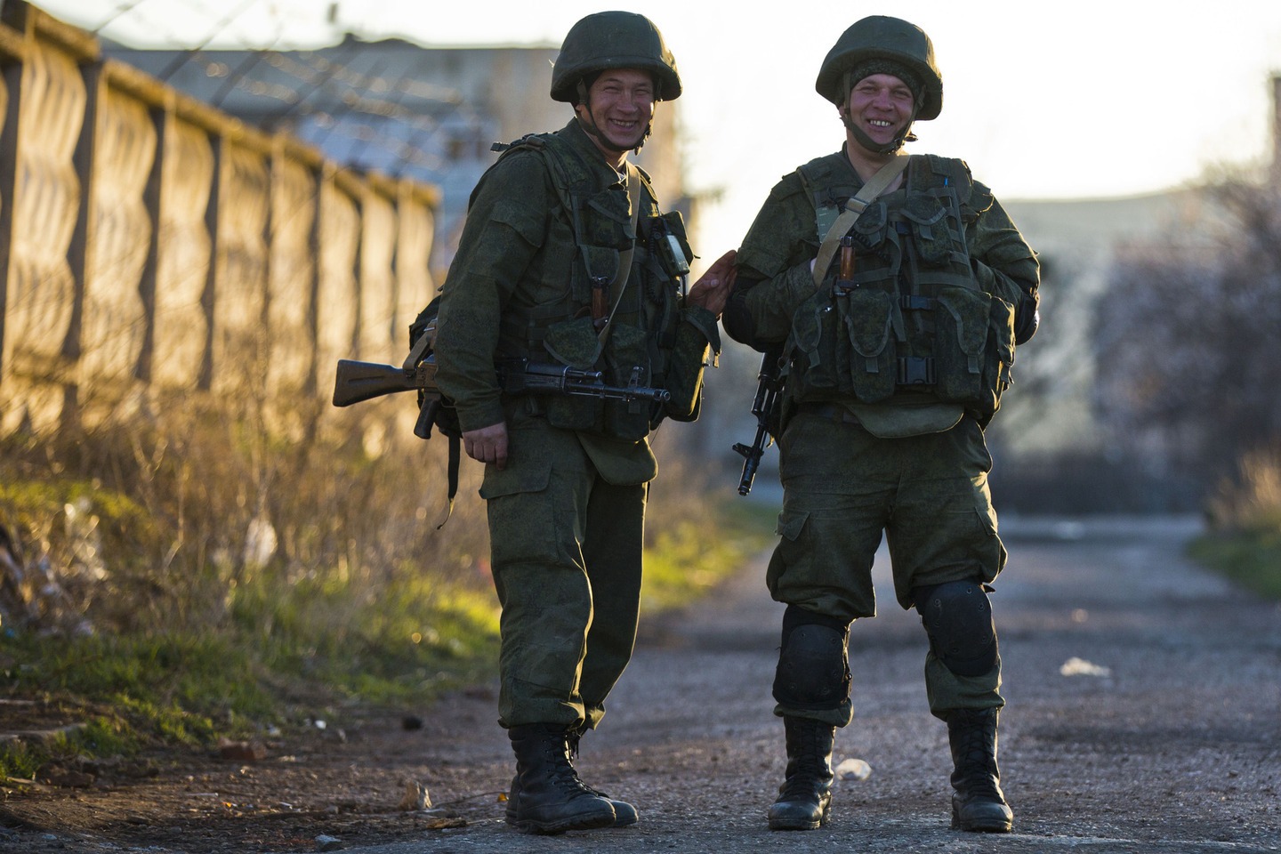 Людей солдат. Вежливые люди. Вежливый солдат. Добрые люди военные. Вежливый военнослужащий.