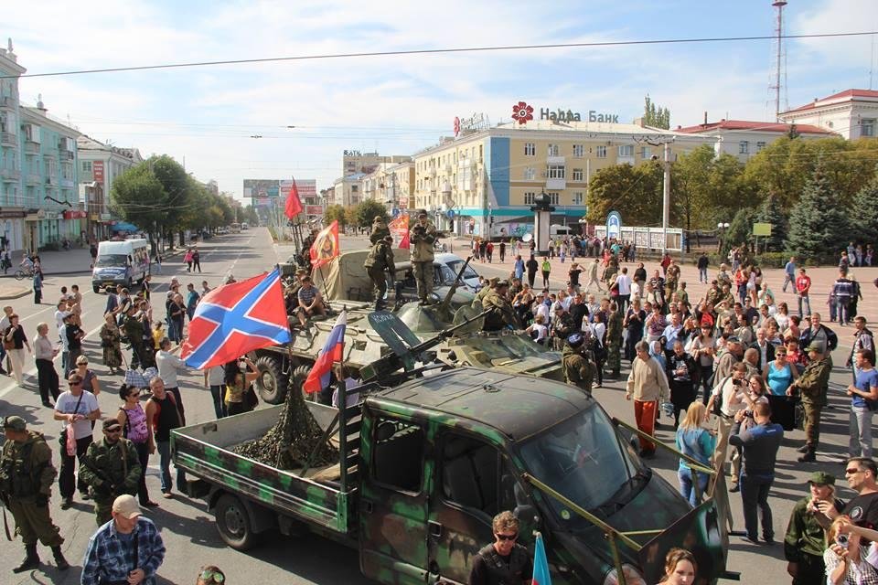 Луганск сейчас. Луганск 2014 фото города. Луганск Украина сейчас. Население в городе Луганске.