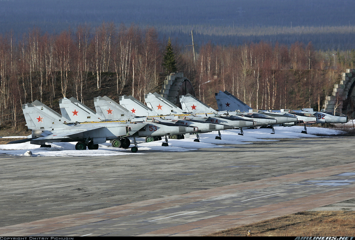 Самолеты мончегорска. Мончегорск миг-25. Миг-25 27 км Мончегорск. Савватия миг 25. Миг-25 в камуфляже Мончегорск.