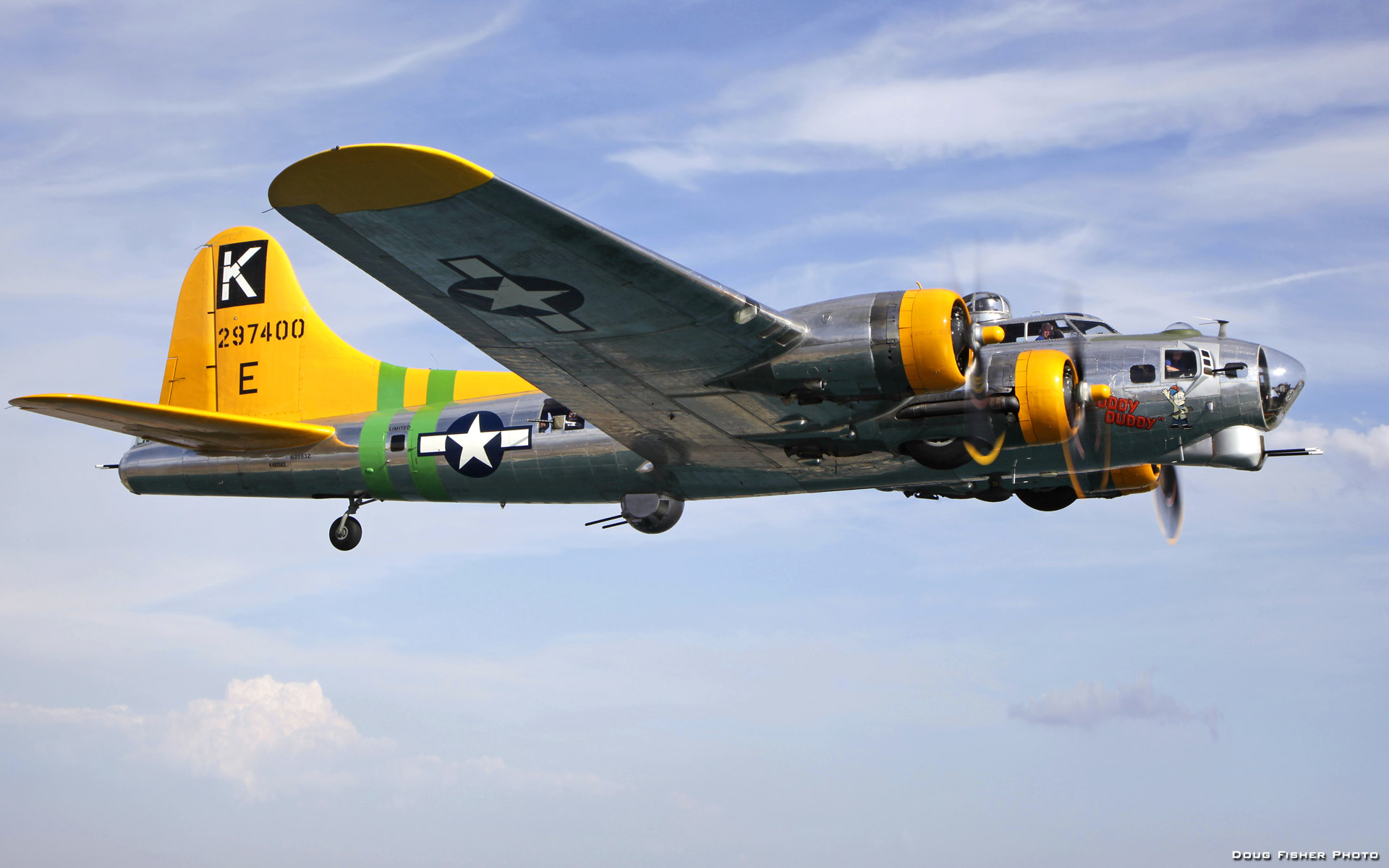 Самолет бомбардировщик. B 17 бомбардировщик. B17 самолет бомбардировщик. Boeing b-17 Flying Fortress самолет. Бомбардировщик b-17 летающая крепость.