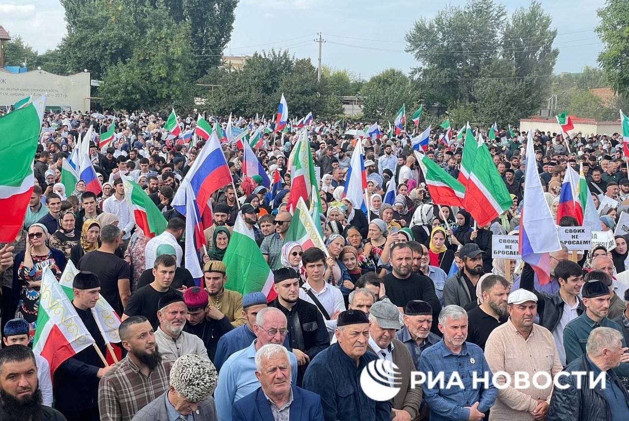 Чеченский референдум. Митинг в Грозном. Чечня люди. Митинг Кавказ. Митинг референдум.