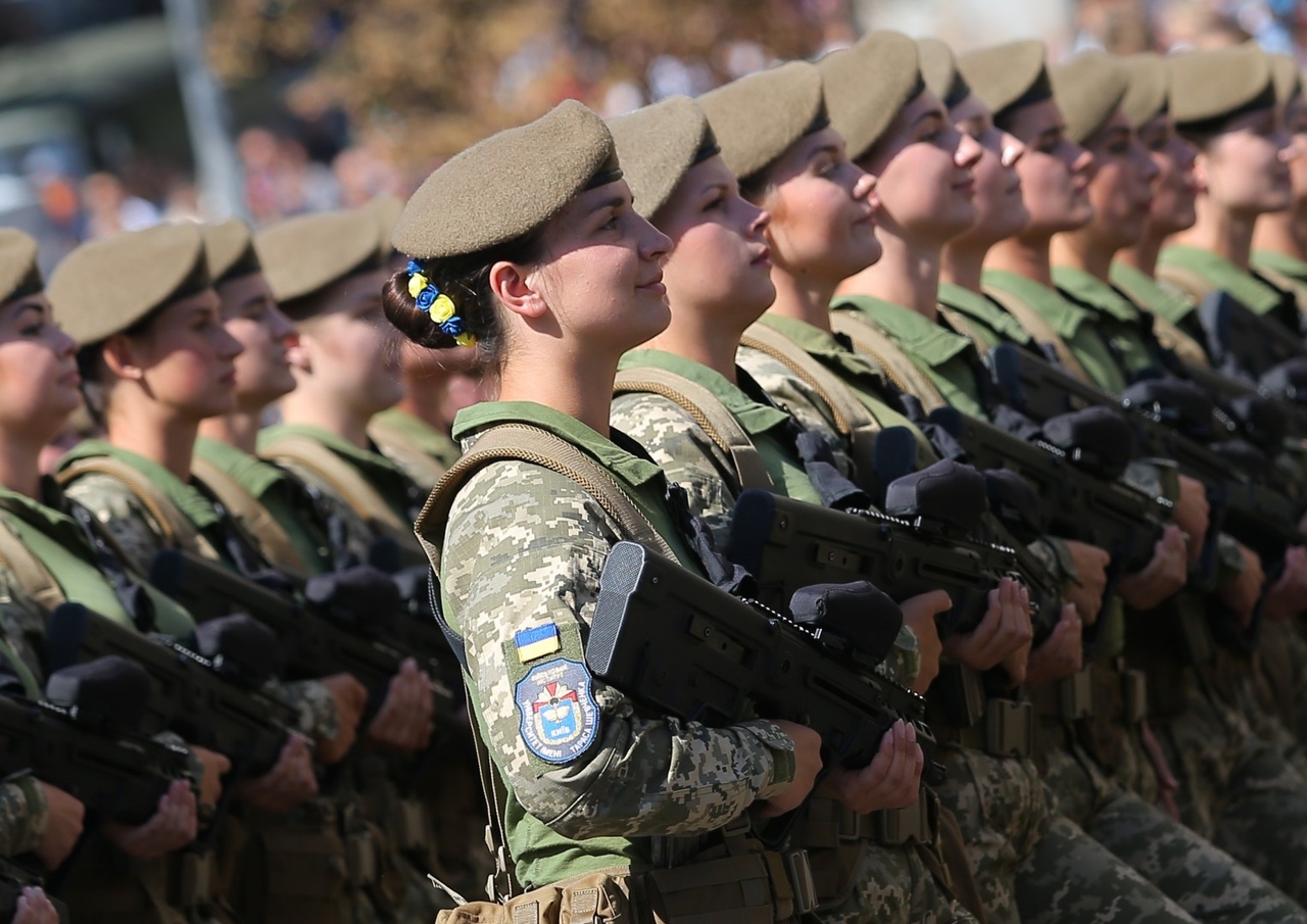 Стали военными. Военные формирования Украины. Военнообязанные в Украине. Женская армия Украина 2022 года. Украина женщины военнообязанные.