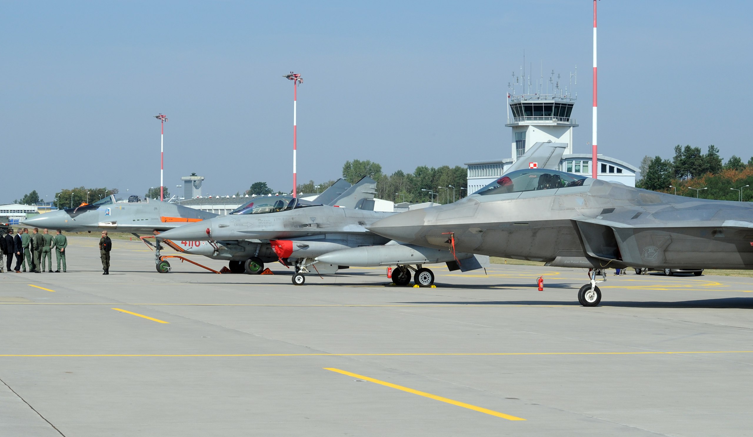 Польские аэродромы. Миг-29 ВВС Польши. Польша f-22. Авиабазы Польши. F-16 Польша.