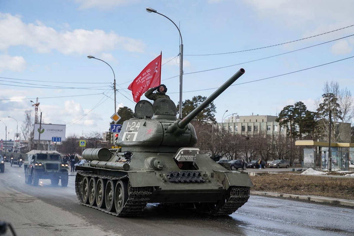 Танк победы. День Победы танк т 34. Т-34 парад 2021. Танк Победы т 34. Т34 в Киеве на площади Победы.