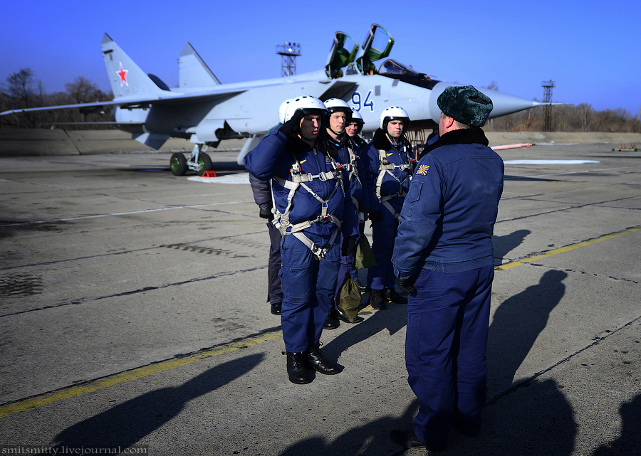 Летчики на аэродром. ВВС Халино Курск миг 31. Курск авиополк авиаполк Халино. 22 Гвардейский истребительный полк аэродром Центральная-угловая. Аэродром ВВС 22 истребительный авиационный полк.