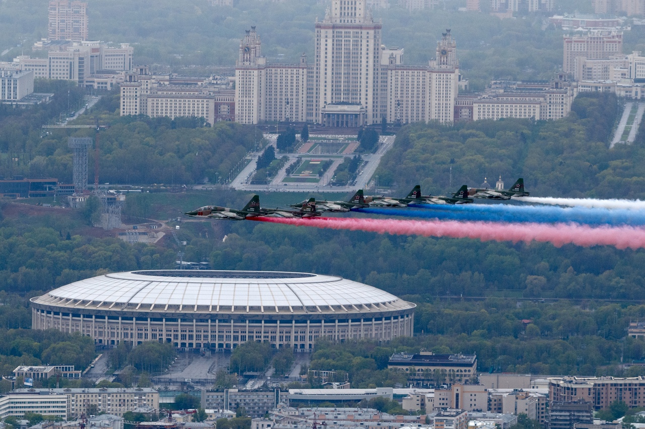 Самолеты летят над москвой. Стадион Лужники Москва. Авиапарад в Москве 2020. Парад Победы 2020 в Москве самолеты. Авиапарад 9 мая.