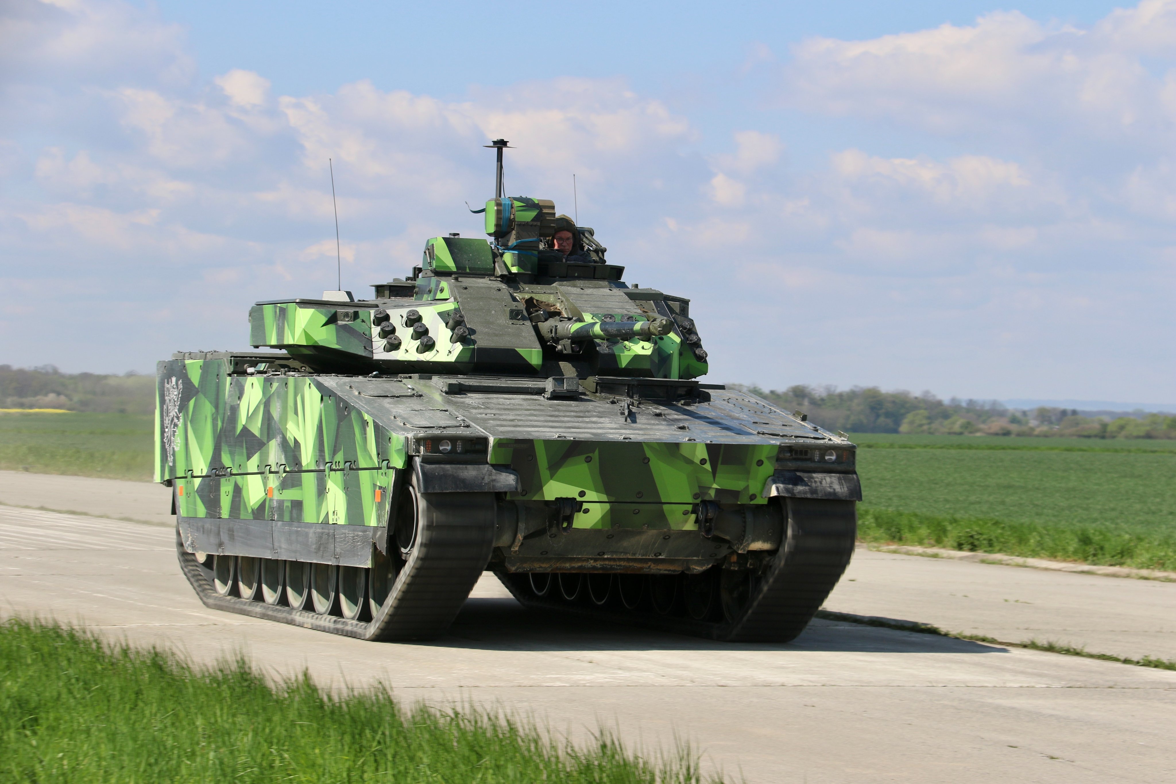 Бмп 90. БМП cv90 MK IV. Cv90 IFV. Cv90 mk4. CV 90 БМП 2018.