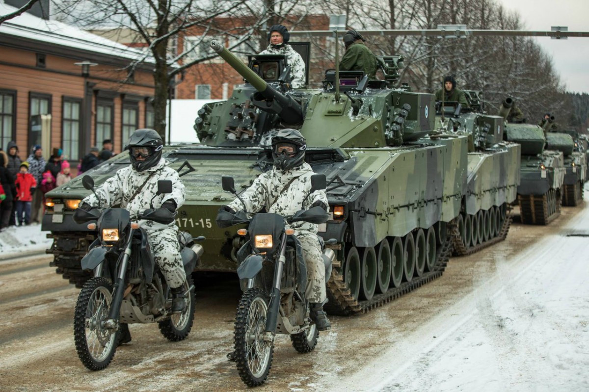 Финляндия войска. Военный парад в Финляндии. Военная техника Финляндии. Финская армия техника. Военный парад в Швеции.