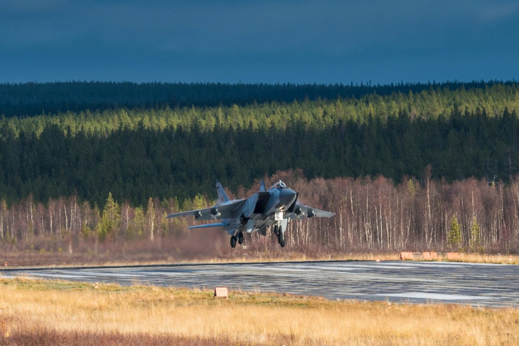 Самолеты мончегорска. Аэродром Мончегорск. Аэродром 27 км Мончегорск. Миг-31 Мончегорск. Аэродром Мончегорск Мурманская область.