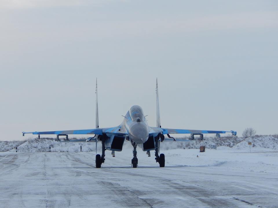 Зимние аэродромы. Военный аэродром зима. Военная Авиация зимой. Зайсан зима самолет. Военно медицинский самолёты зимой.