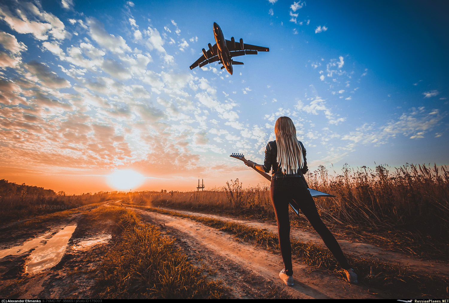 Музыка взлет самолета. Девушка в самолете. Фотосессия с самолетом. Небо самолет девушка. Девушка на фоне самолета.