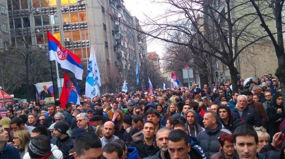 Белград люди. Сербия жители. Митинги в Югославии. Митинг в Сербии. Сербы люди.